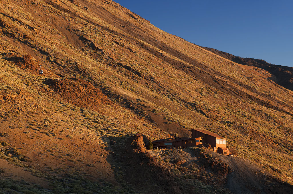 Bergschutzgebiet an den Hängen des Monte Teide, Teneriffa, bei Sonnenuntergang.
