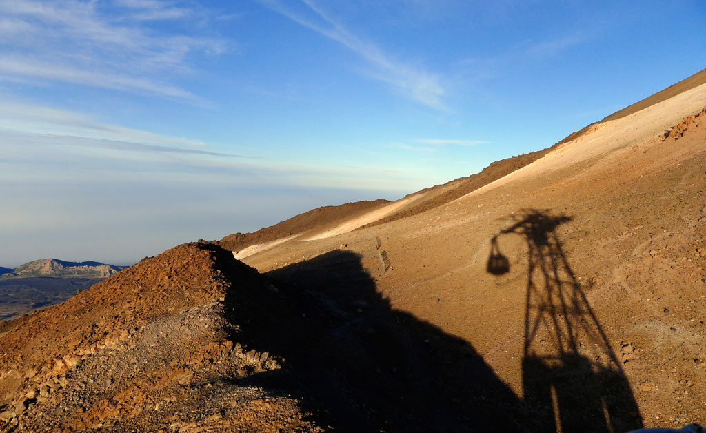 Schatten der Seilbahn in bergiger Landschaft, Teide, Teneriffa.