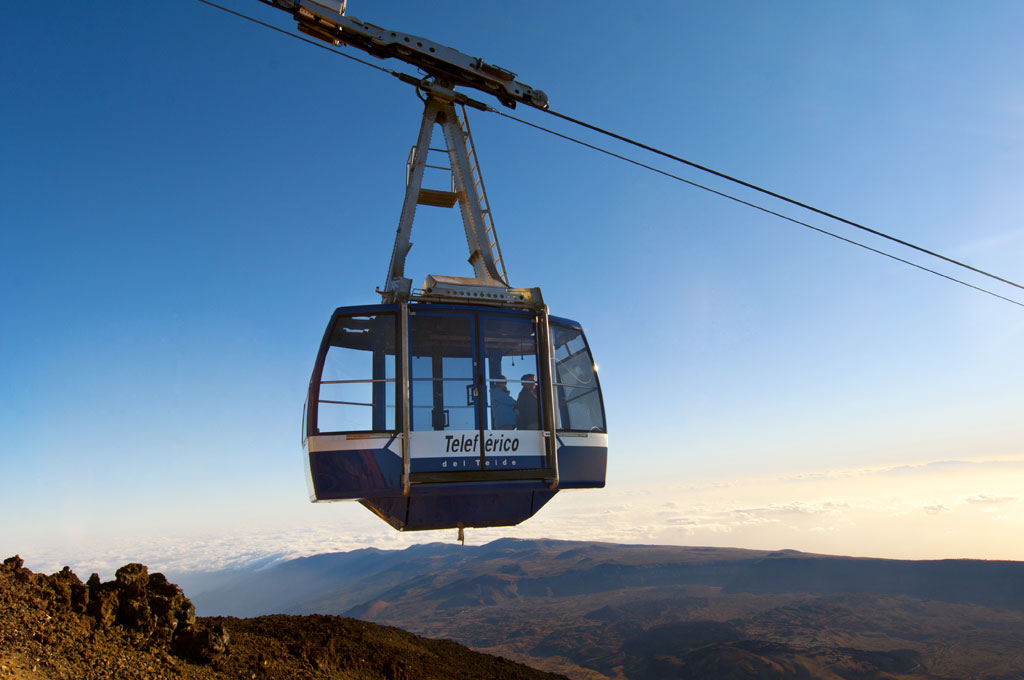 Teide-Seilbahn in Betrieb über den Vulkan bei Sonnenaufgang auf Teneriffa.