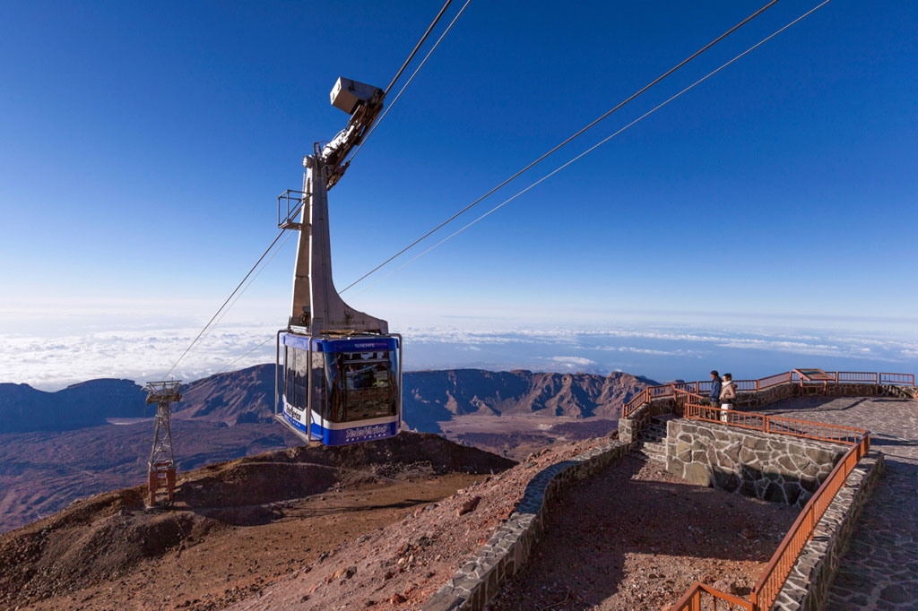 Seilbahn führt auf den Teide auf Teneriffa, mit Blick auf die Berge und den Himmel.
