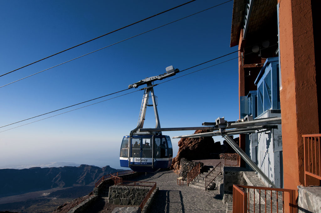 Teide-Seilbahn über die bergige Landschaft auf Teneriffa.