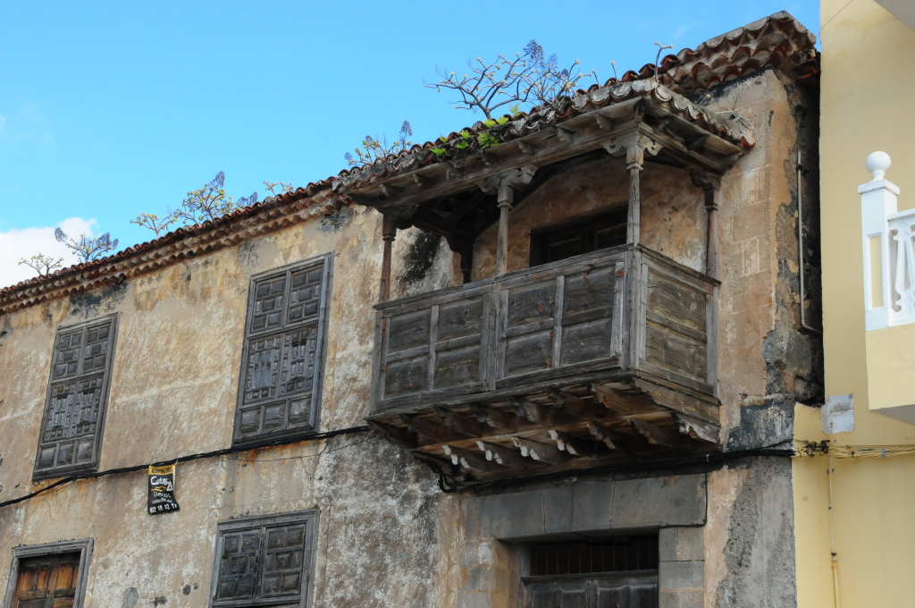 Holzbalkon in einem alten Haus auf Teneriffa.