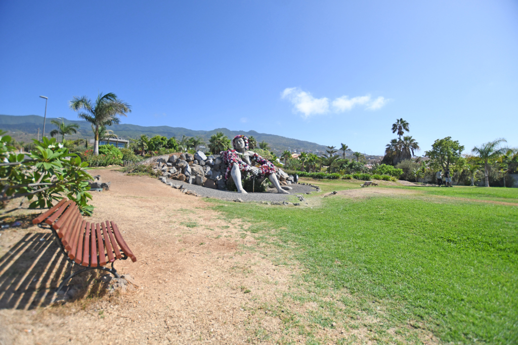 Bank und Skulptur im Park in Puerto de la Cruz, Teneriffa.