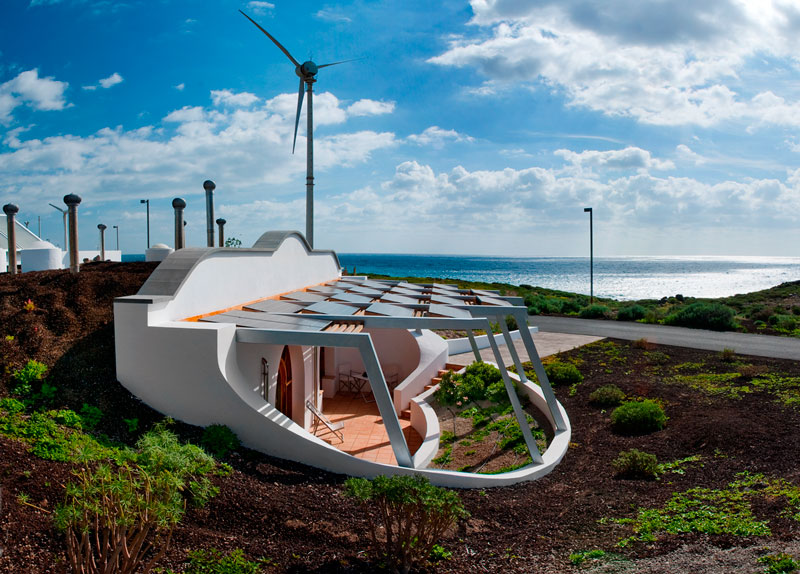 Nachhaltiges Gebäude mit Windturbine und Meerblick auf Teneriffa.