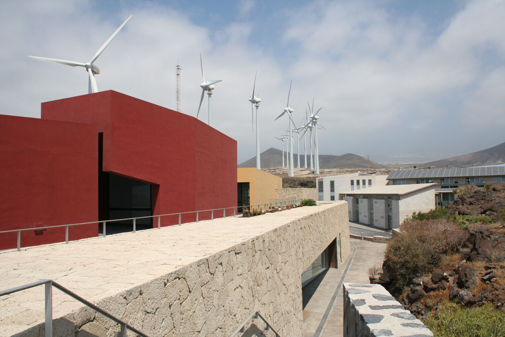 Moderne Gebäude und Windturbinen in einer Landschaft von Teneriffa.