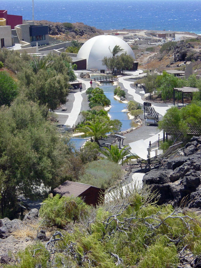 Kurvenpfad und weiße Kuppel in der Mondlandschaft, Teneriffa.