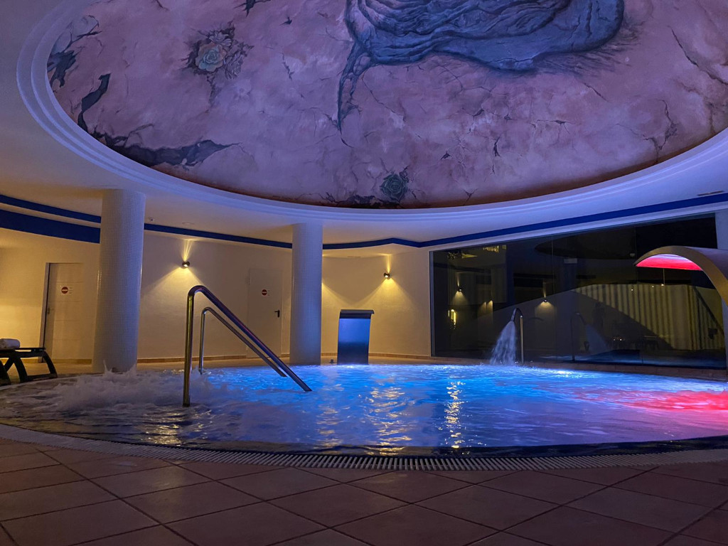 Beleuchtetes Hallenbad mit dekorativem Dach auf Teneriffa.
