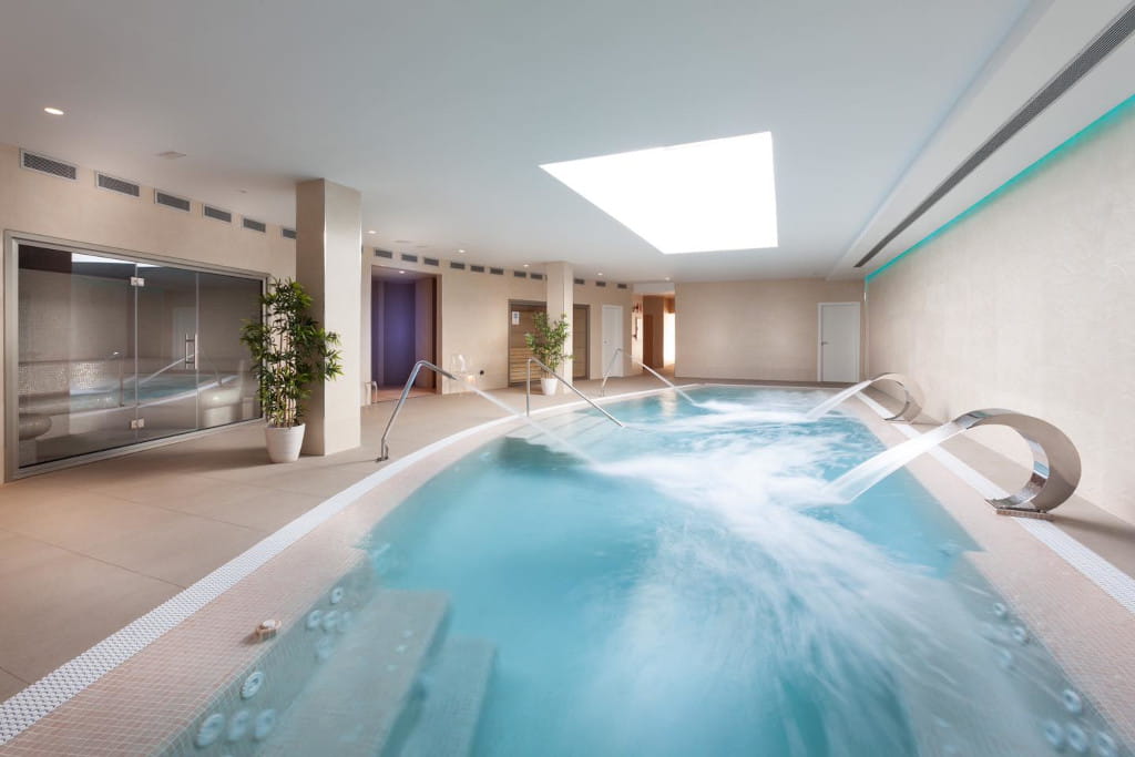 Schwimmbad mit Jets im Indoor-Spa auf Teneriffa.
