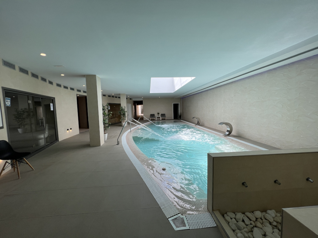 Hallenbad mit Wasserfall in einem Spa auf Teneriffa.