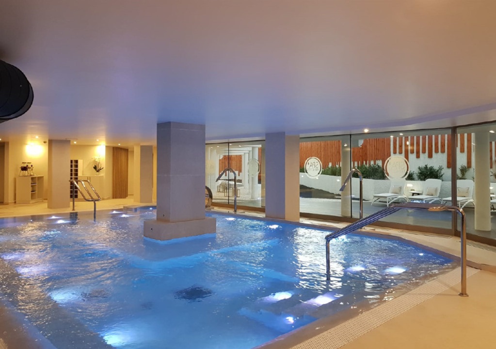 Hallenbad mit Wasserstrahlen in einem Spa auf Teneriffa.