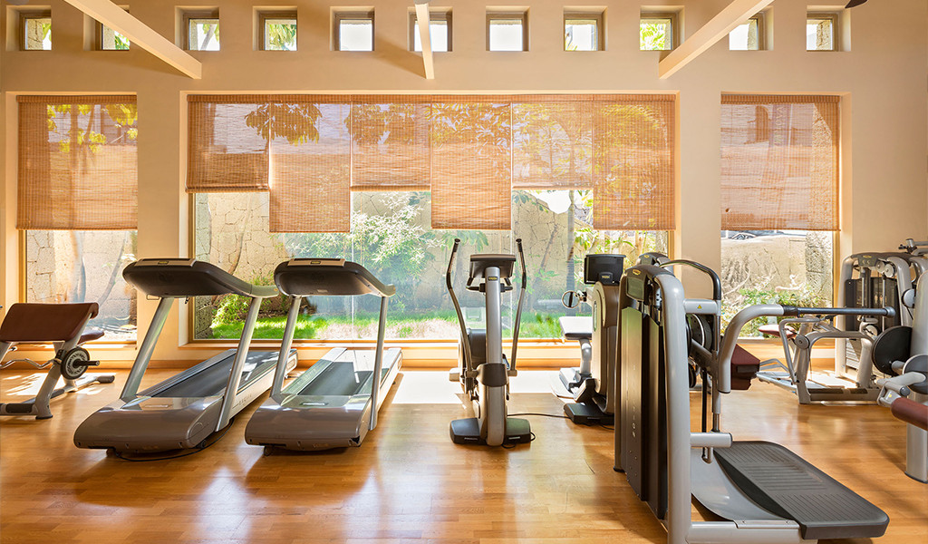 Modernes Fitnessstudio mit Laufbändern und Trainingsgeräten auf Teneriffa.
