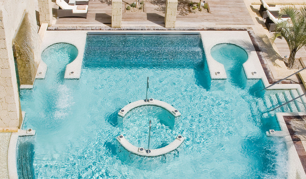 Schwimmbad mit Wasserfällen und Rundflächen in einem Hotel auf Teneriffa.