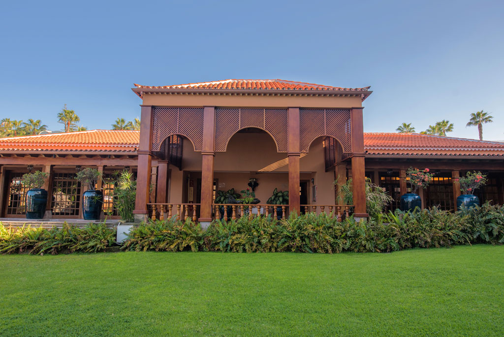 Errichtung traditioneller kanarischer Architektur in einem Garten auf Teneriffa.