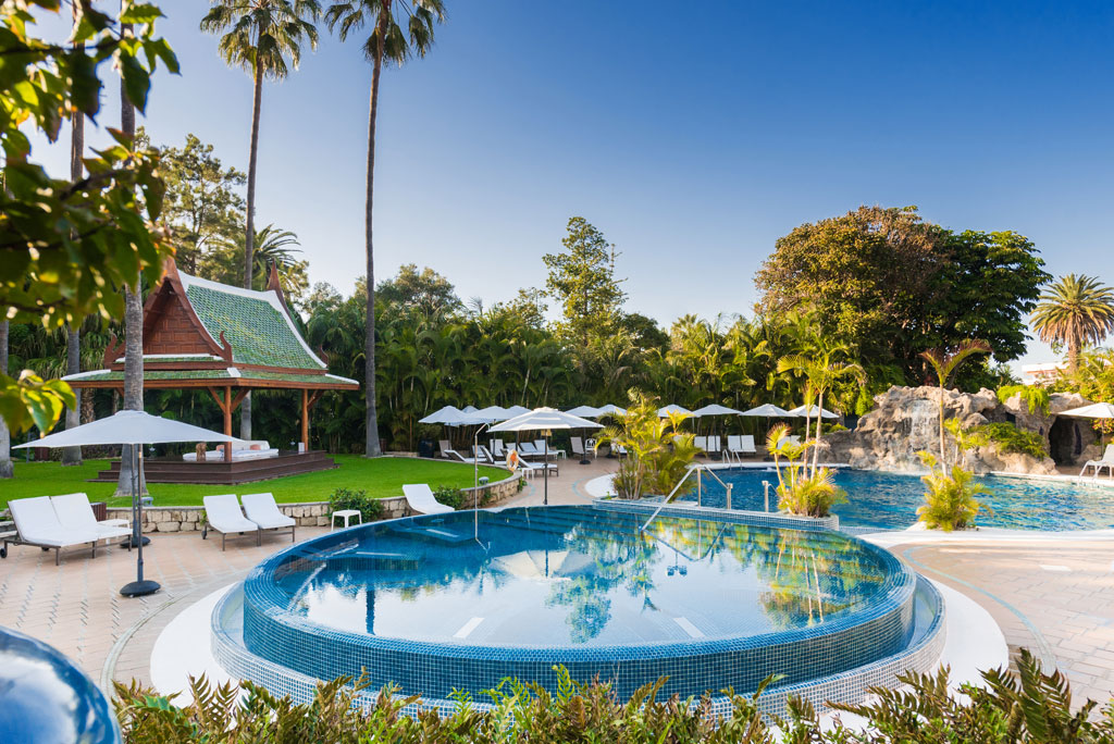 Pool und Cabana in tropischer Umgebung auf Teneriffa.