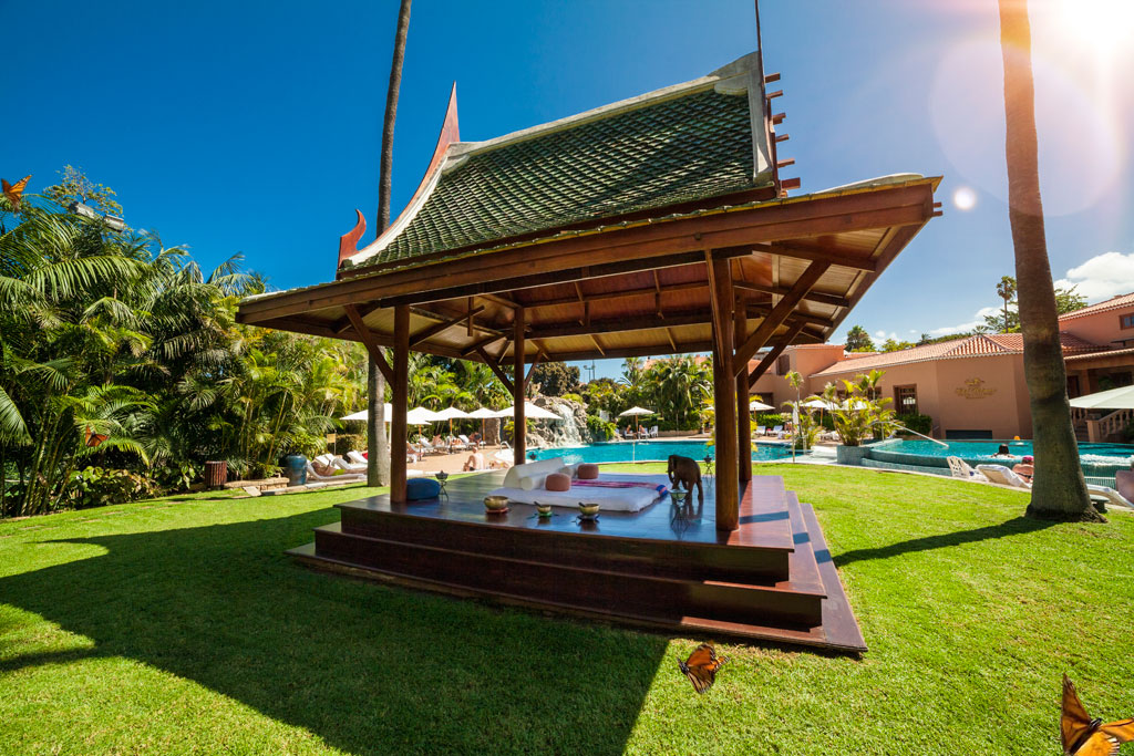 Holzpavillon im Garten mit Schwimmbad im Hotel auf Teneriffa.