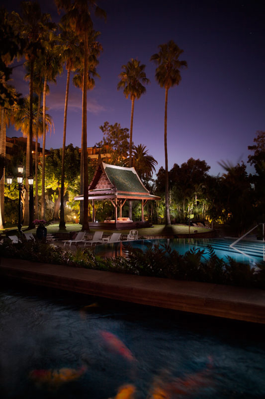 Erleuchteter thailändischer Pavillon im Nachtgarten von Puerto de la Cruz, Teneriffa.