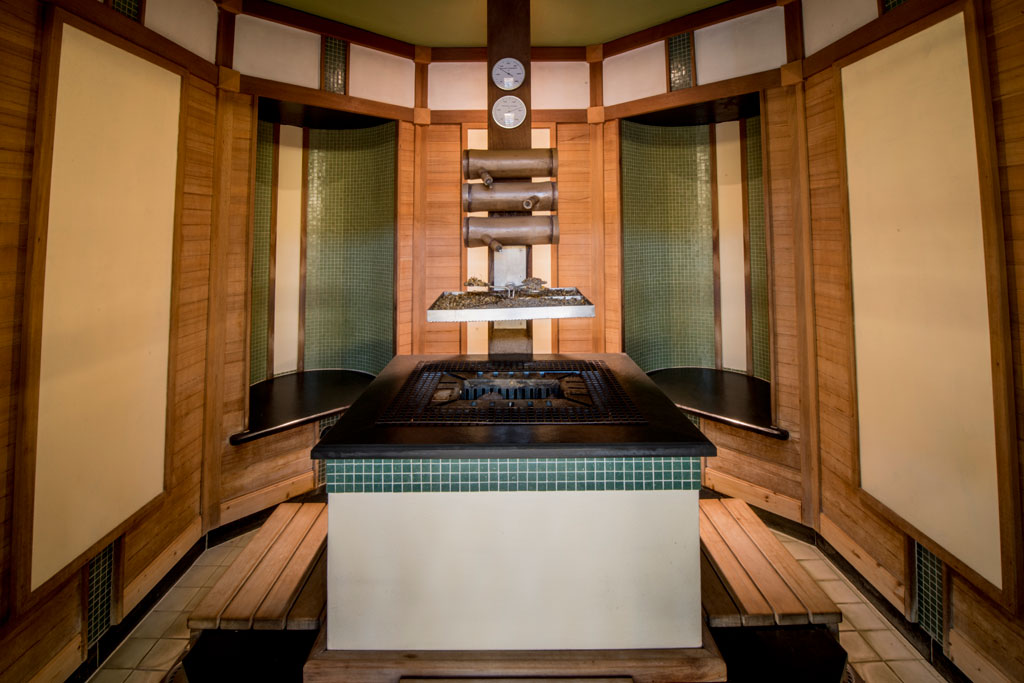 Traditionelle Holzsauna auf Teneriffa mit Thermometern an der Wand.