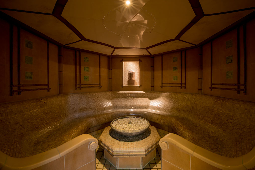 Spa-Raum mit zentralem Brunnen und Mosaiken auf Teneriffa.