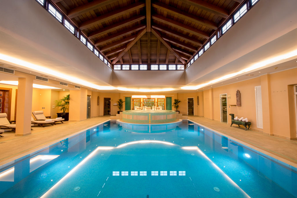 Hallenbad mit Holzdach im Spa auf Teneriffa.