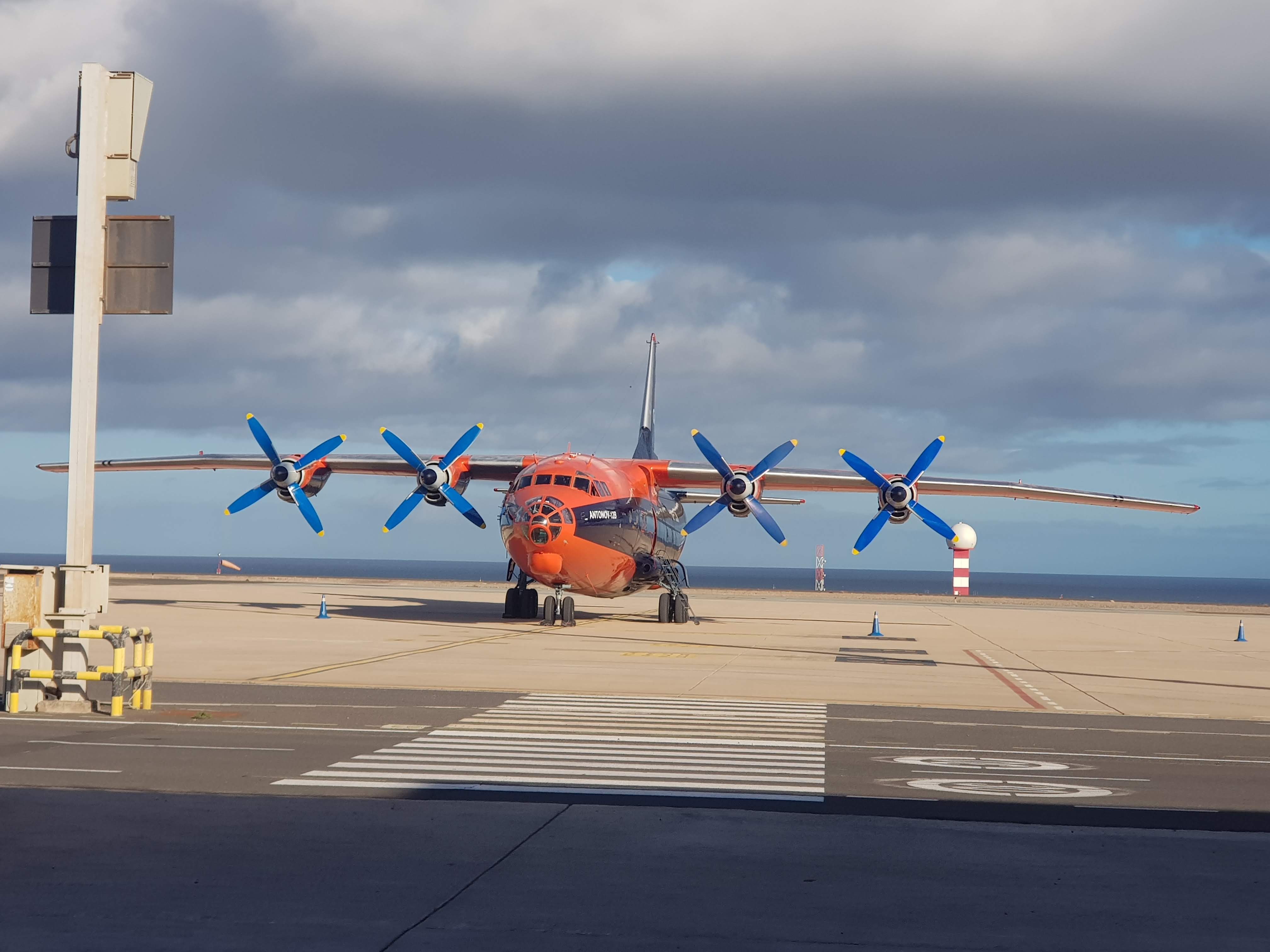 Antonov-Flugzeug auf der Start- und Landebahn des Flughafens auf Teneriffa.