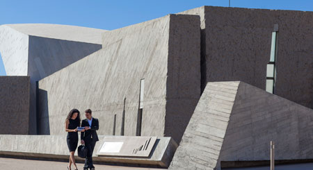 Moderne Architektur in Santa Cruz de Tenerife mit zwei Personen, die zu Fuß gehen.